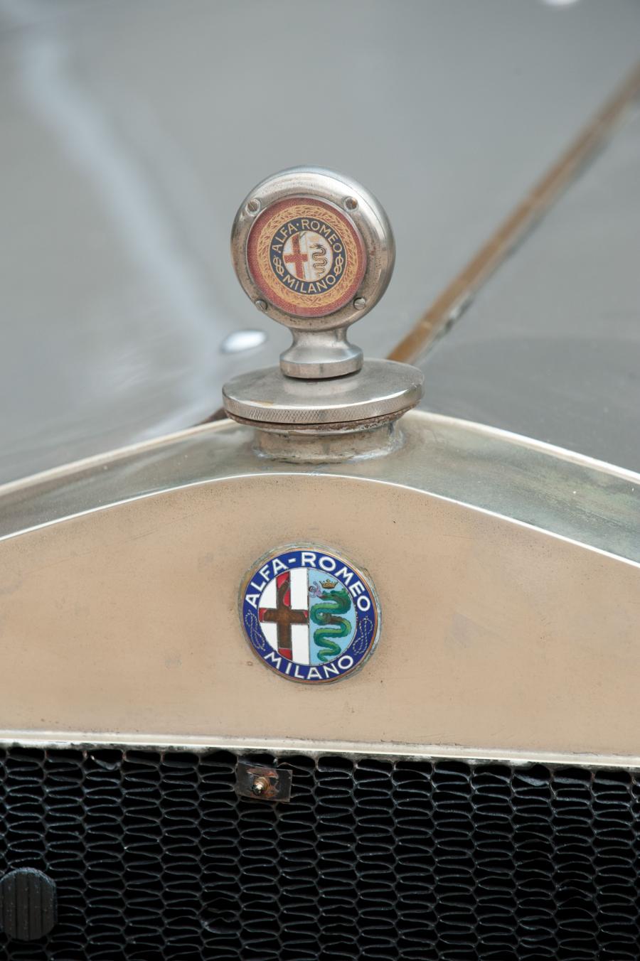 Логотип Alfa Romeo 6C 1750 Turismo Drophead Coupe by Young 1929 года  (фото 19 из 26)